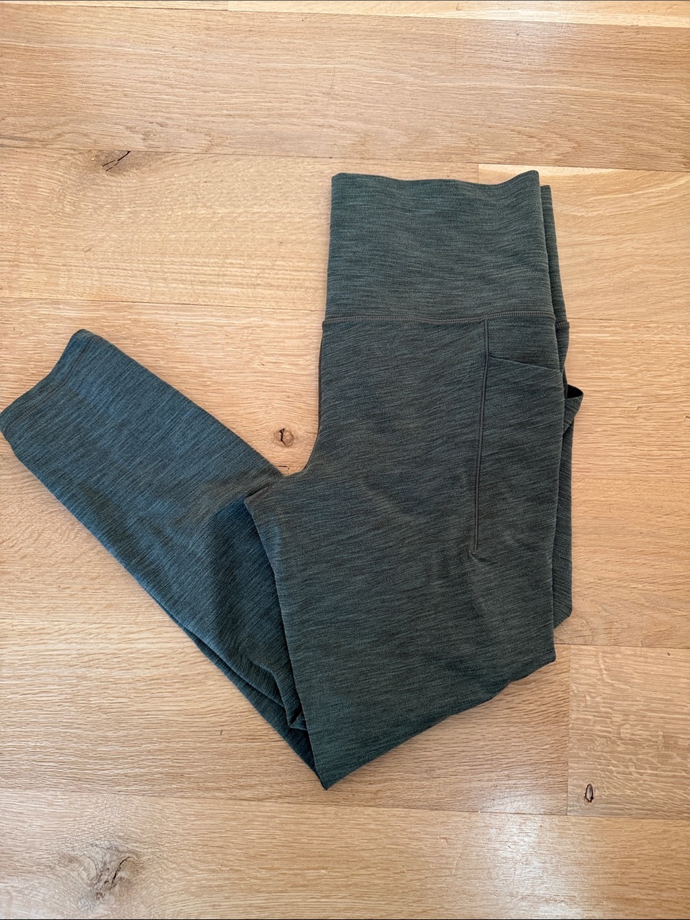 Athleta Salutation Stash 7/8 Tights size medium